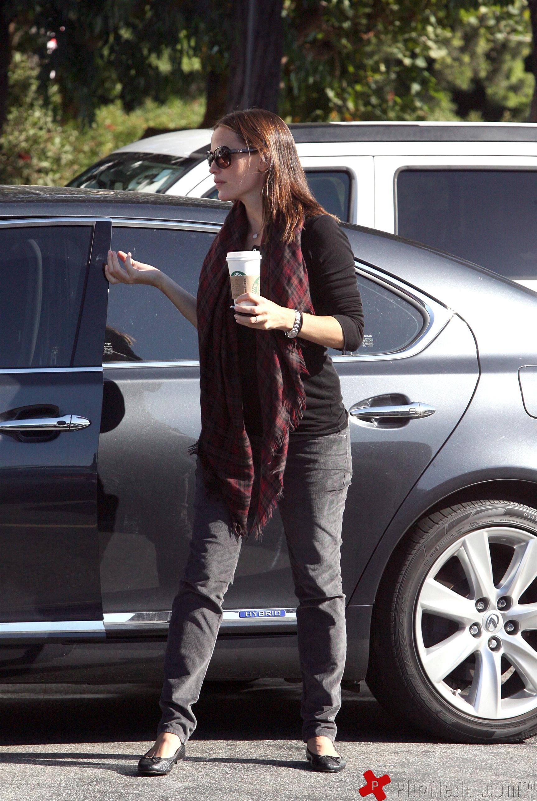 Jennifer Garner stops at Starbucks on her way to a hospital | Picture 93742